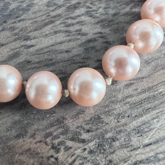 Vintage pale ballet pink pearl bracelet with gold tone clasp - Picture 3 of 8